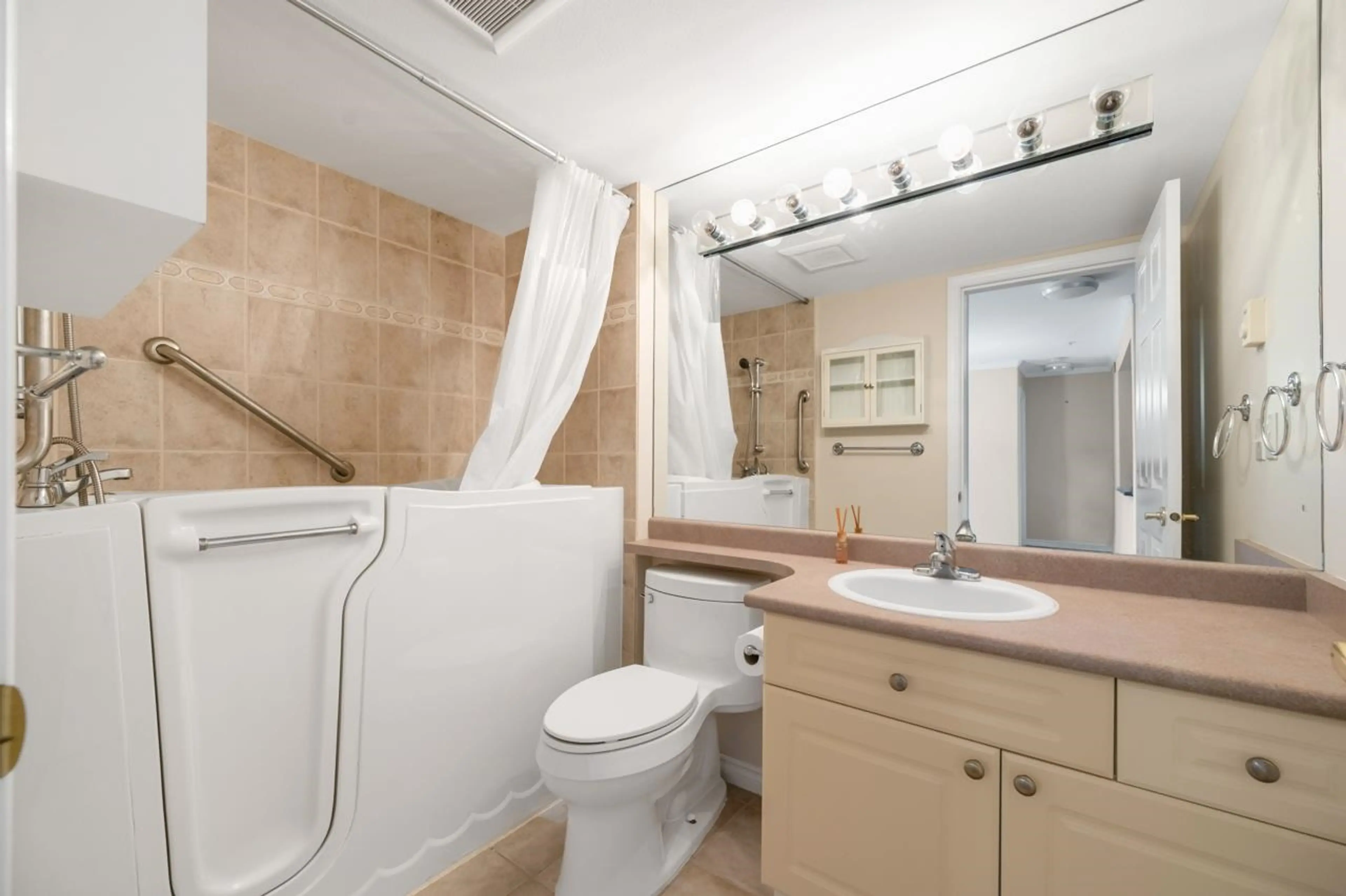 Property at #302 15325 17 AVENUE, Surrey, BC