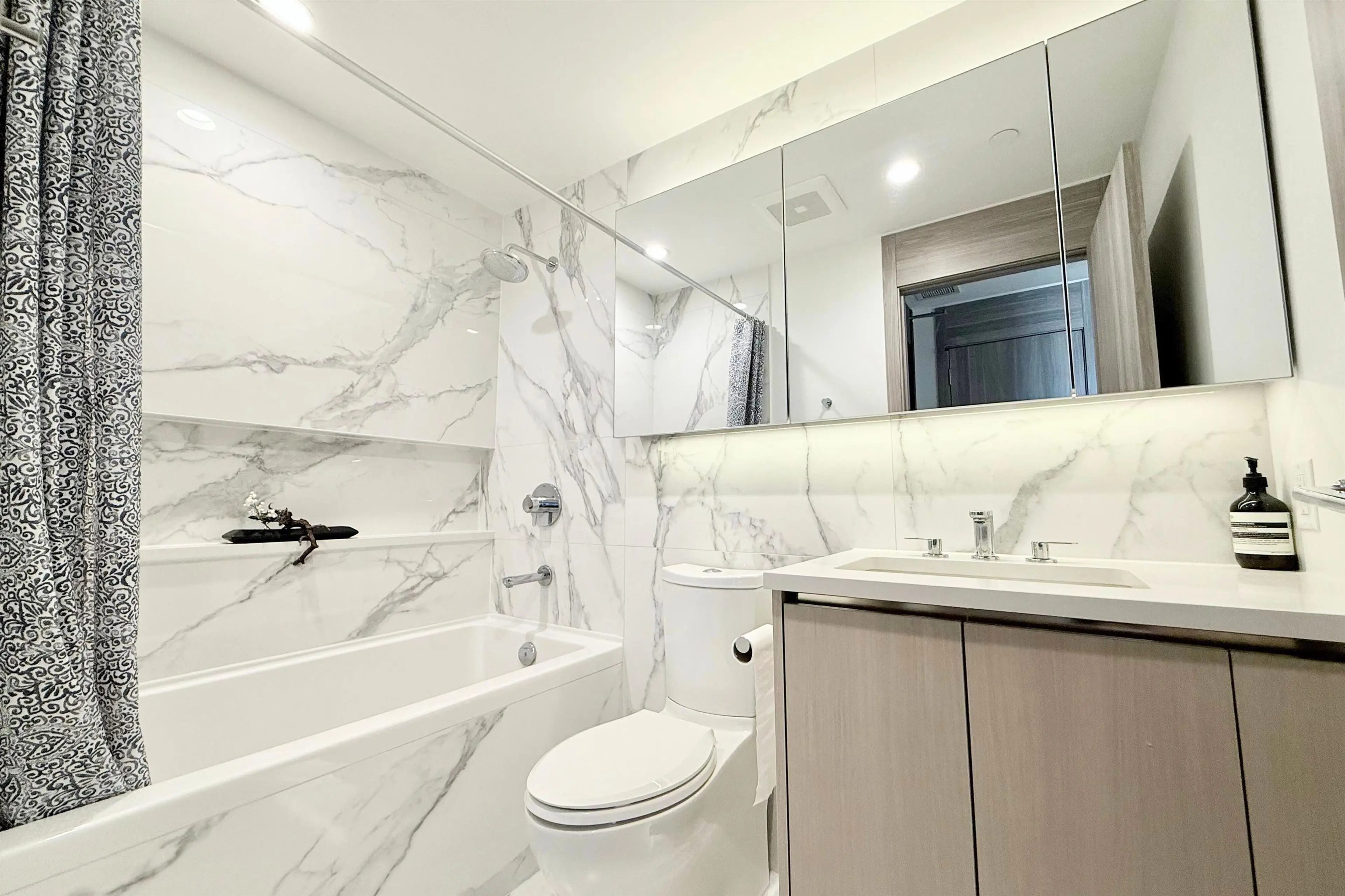 Property at #610 4890 LOUGHEED HIGHWAY, Burnaby, BC