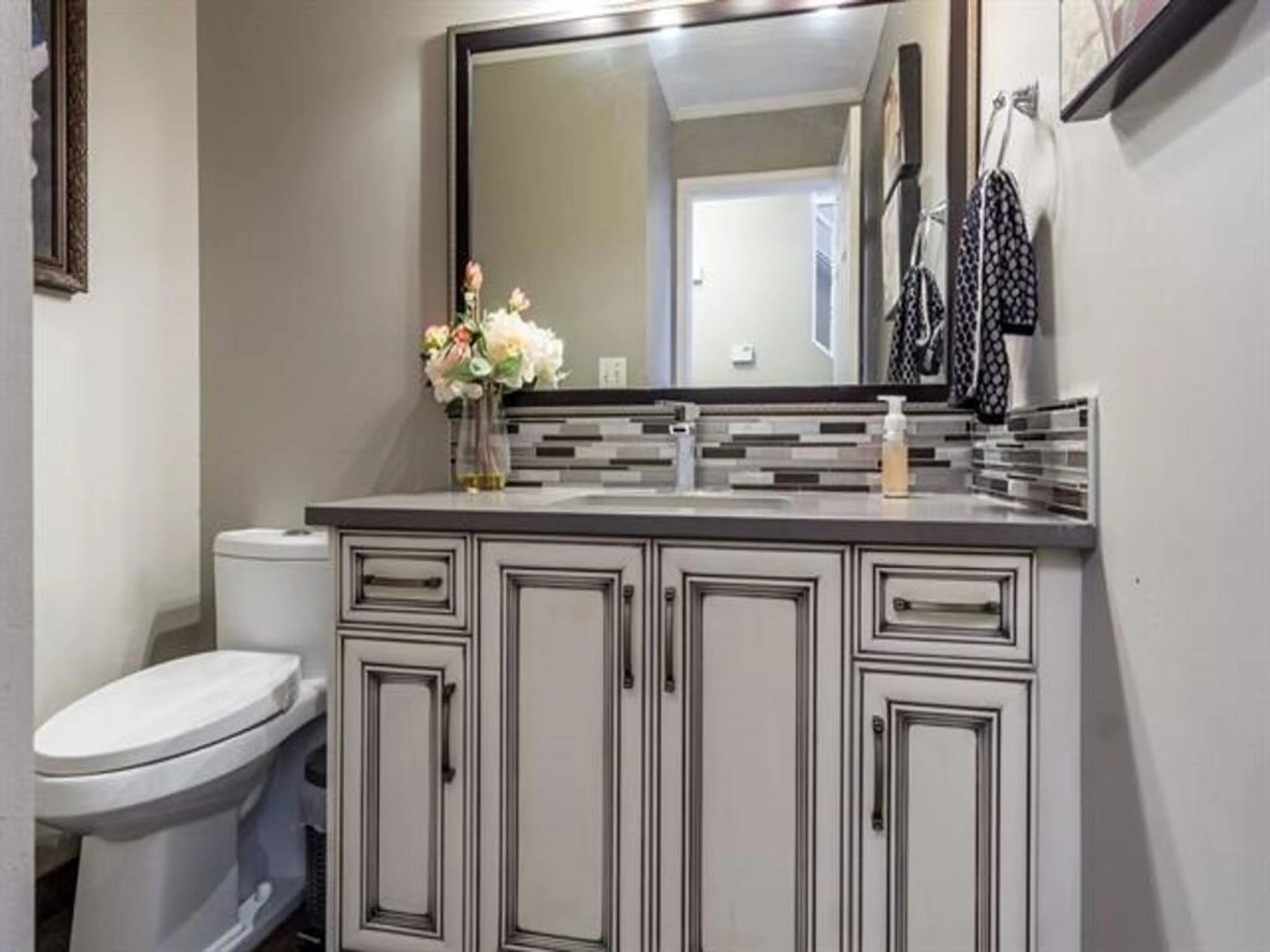 Property at 32350 W GOLDEN AVENUE, Abbotsford, BC