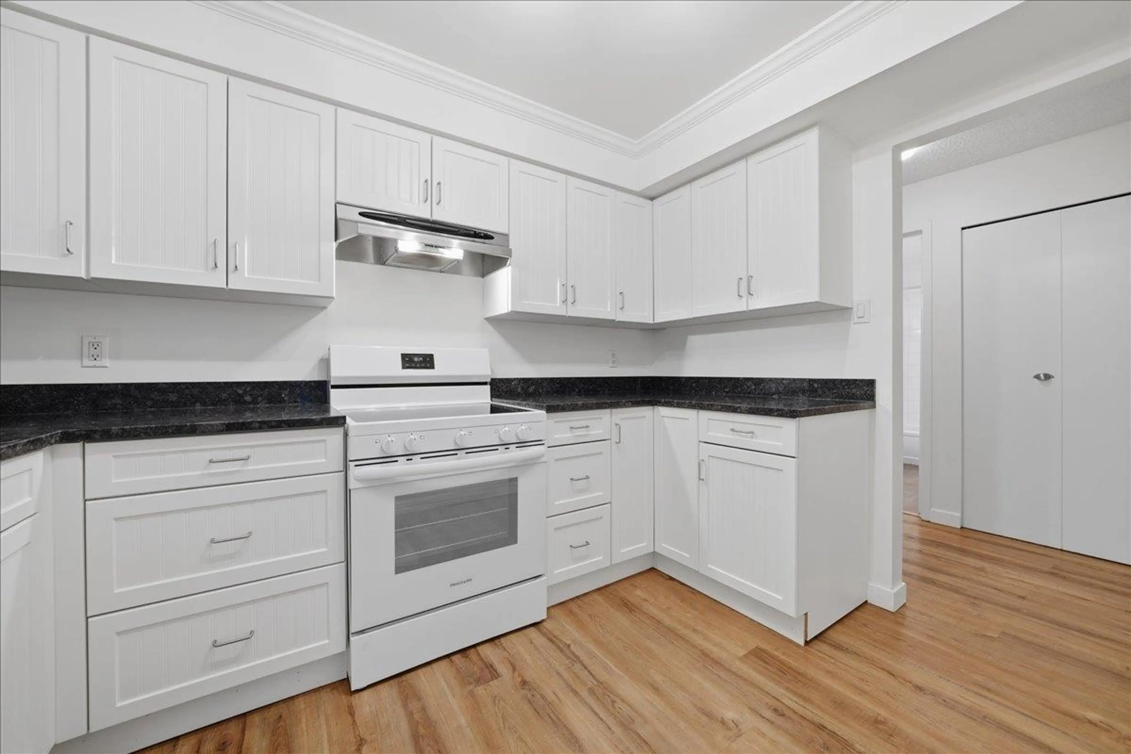 Property at #406 1340 DUCHESS AVENUE, West Vancouver, BC