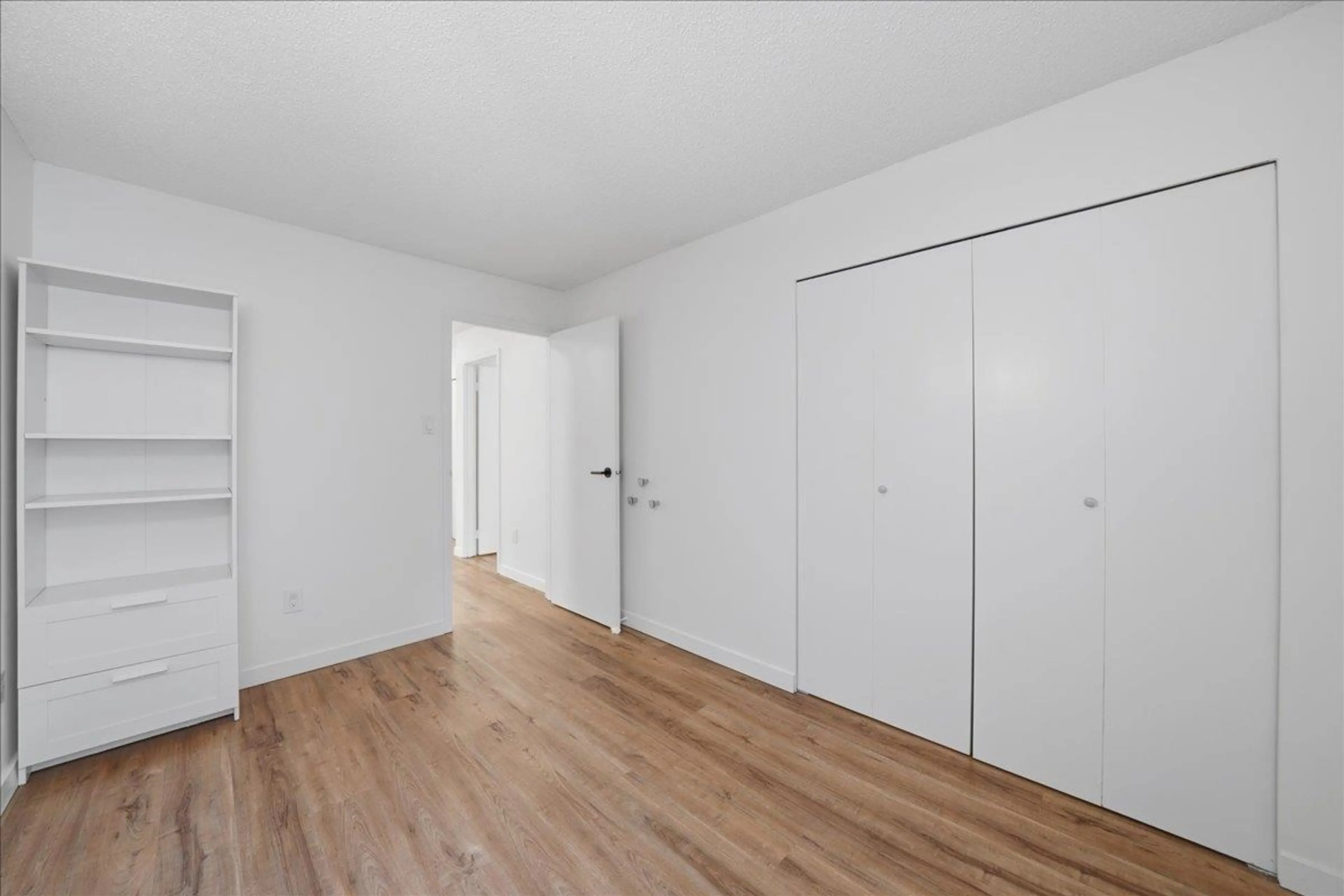 Property at #406 1340 DUCHESS AVENUE, West Vancouver, BC