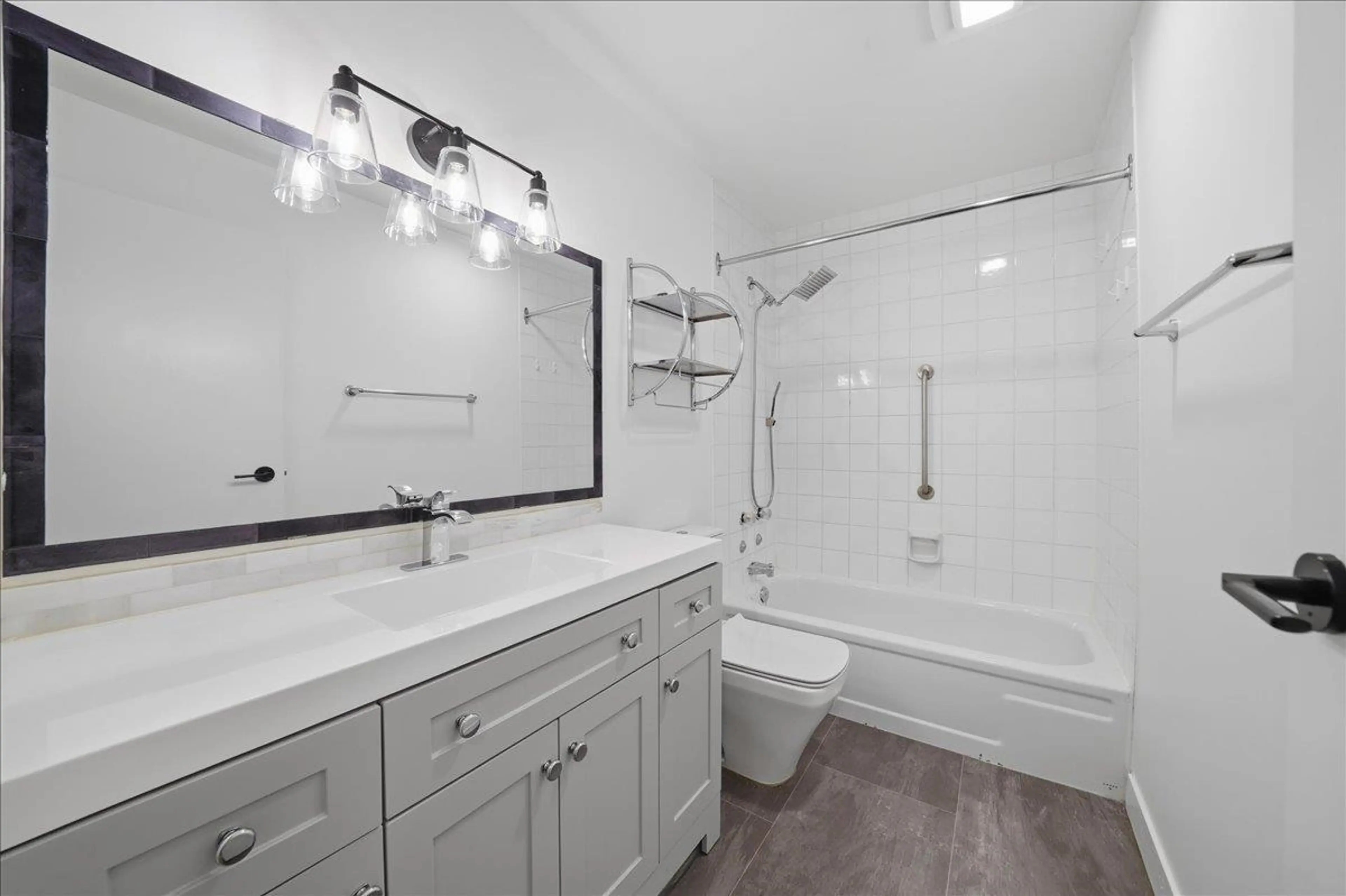 Property at #406 1340 DUCHESS AVENUE, West Vancouver, BC