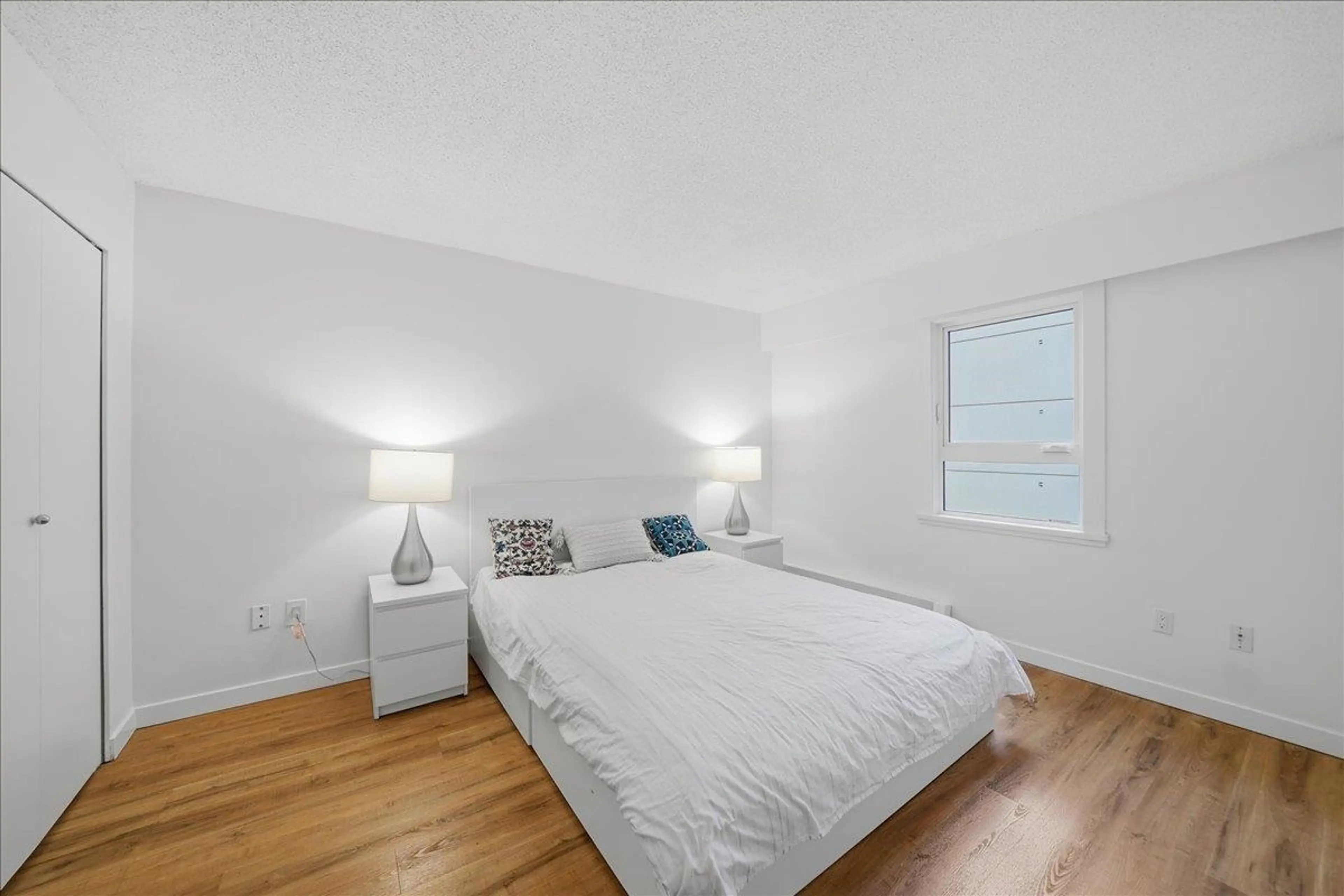 Property at #406 1340 DUCHESS AVENUE, West Vancouver, BC