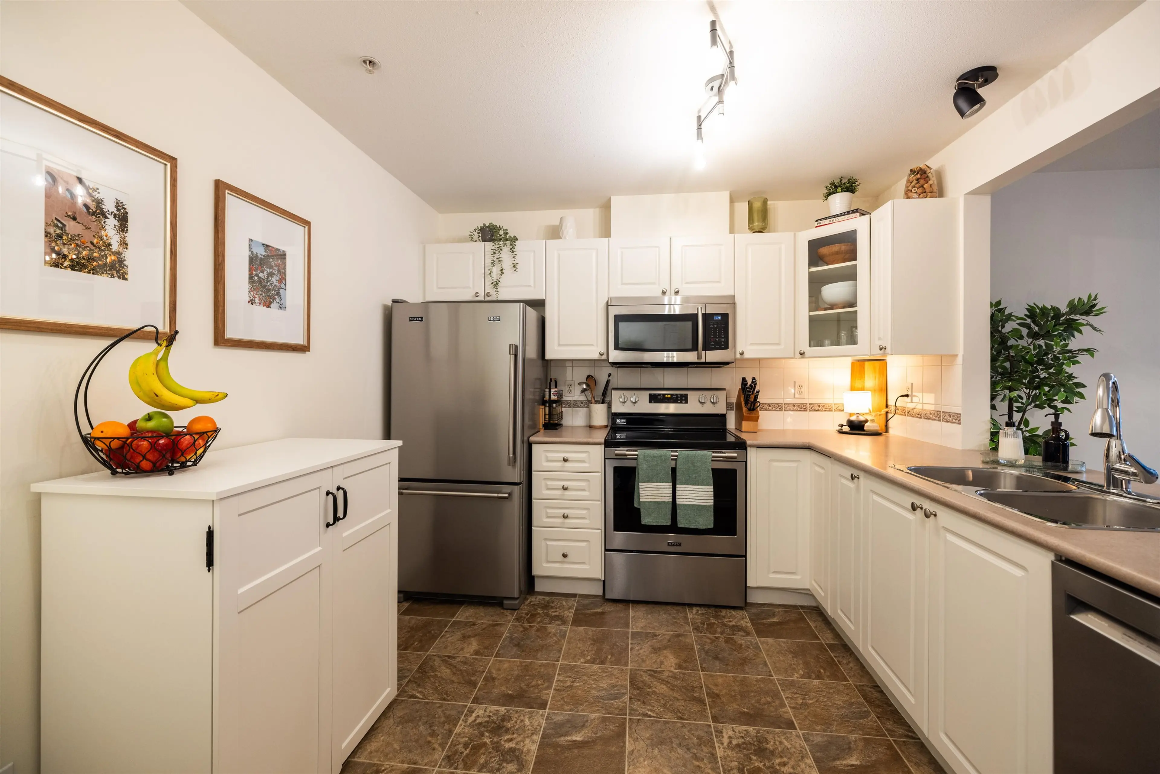 Property at #207 15325 17 AVENUE, Surrey, BC