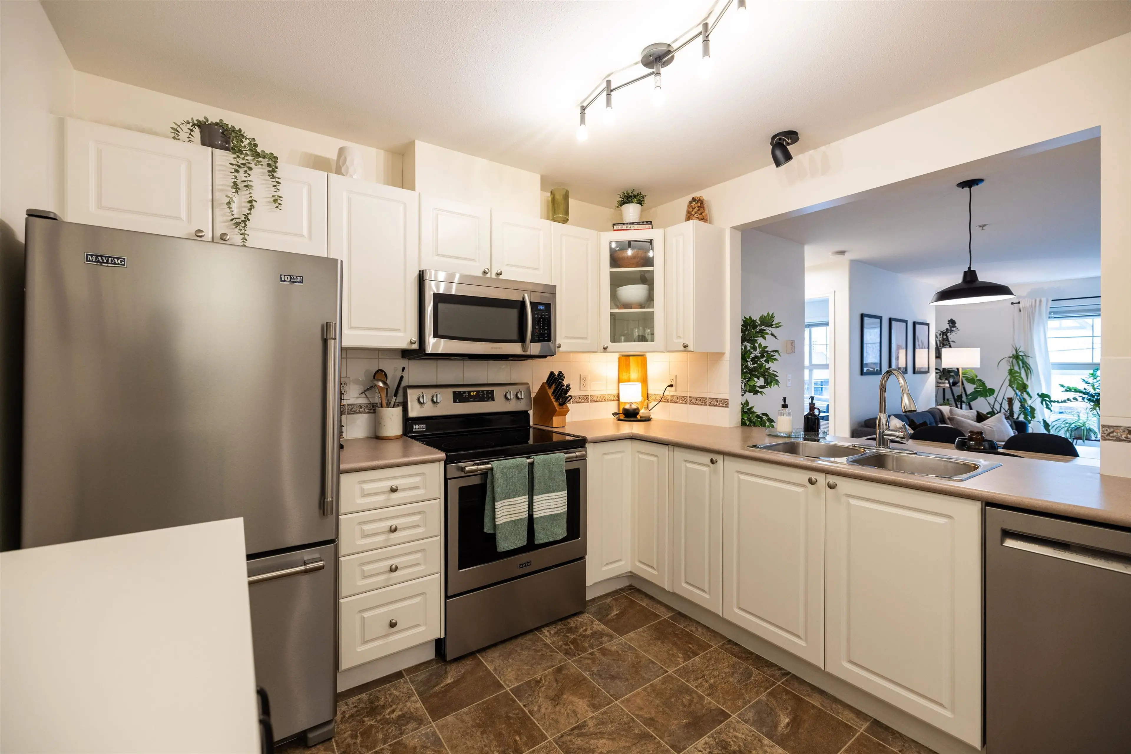 Property at #207 15325 17 AVENUE, Surrey, BC