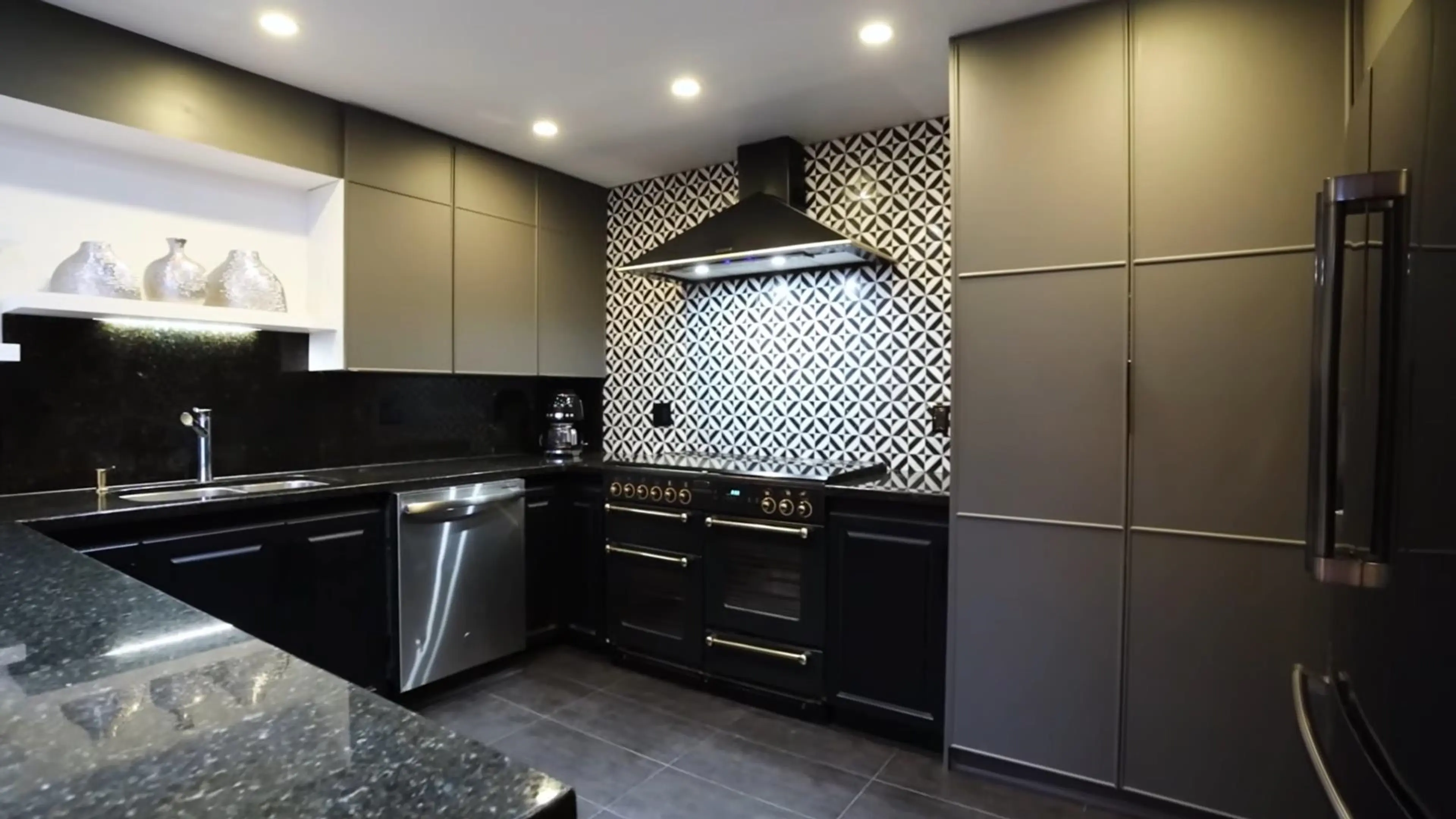 Property at #1306 33 CHESTERFIELD PLACE, North Vancouver, BC