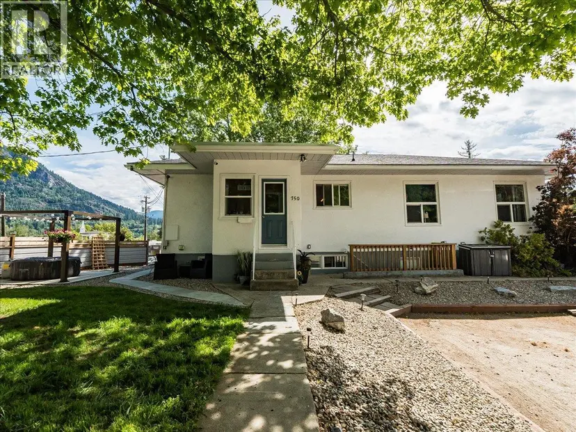 Property at 750 7th Avenue, Castlegar, BC